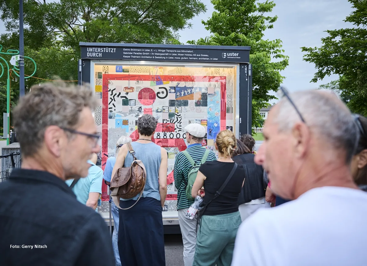 An der Vernissage sorgte die Installation für einen Diskurs. Menschen, die an der Vernissage vor der Kunstkiste stehen.